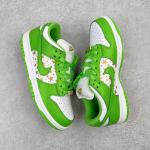 Nike SB Dunk Low x Supreme "Stars Mean Green"